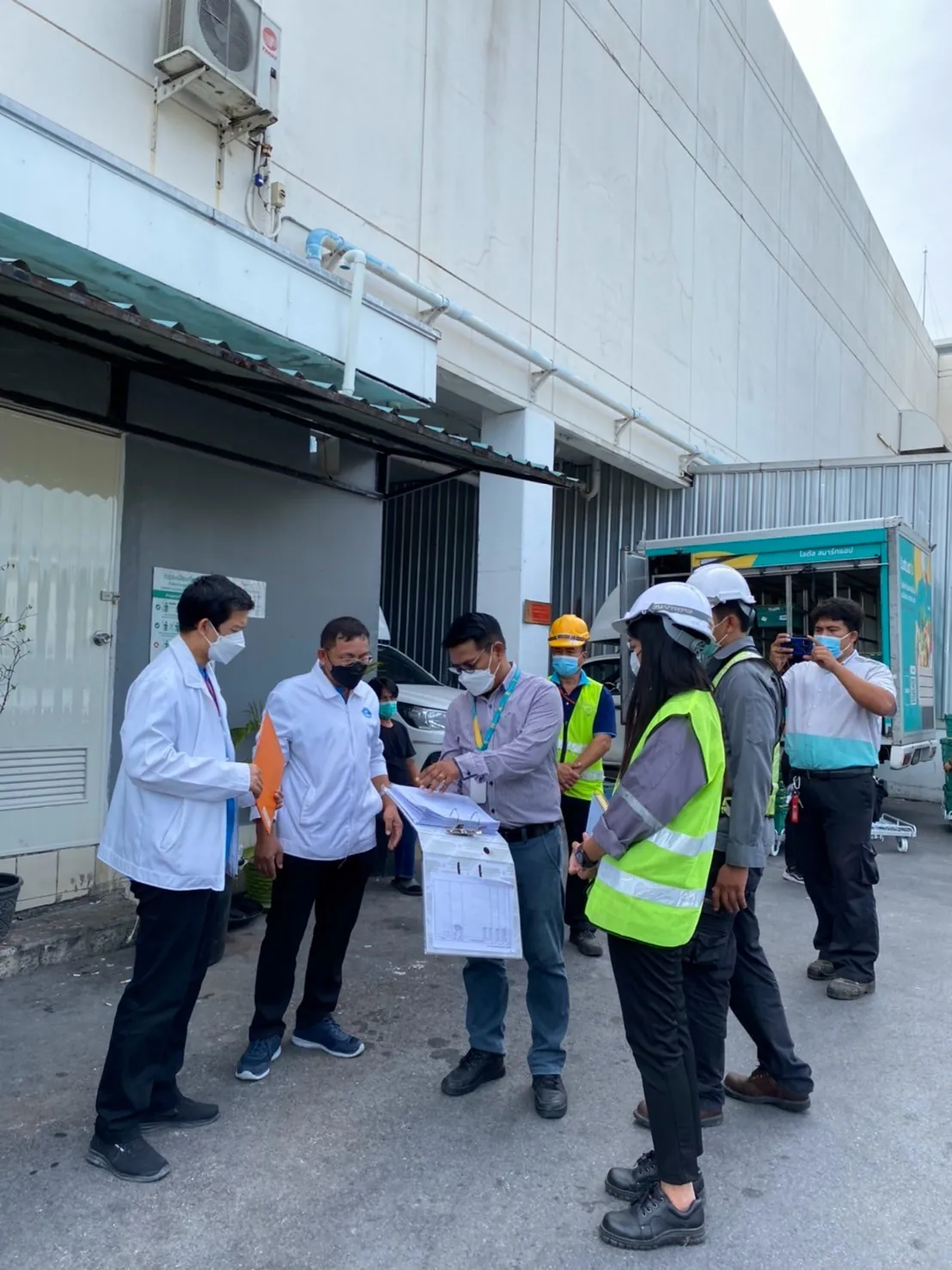 คณะเจ้าหน้าที่ตรวจพื้นที่ระบบบำบัดน้ำเสียร่วมกับทีมงาน
